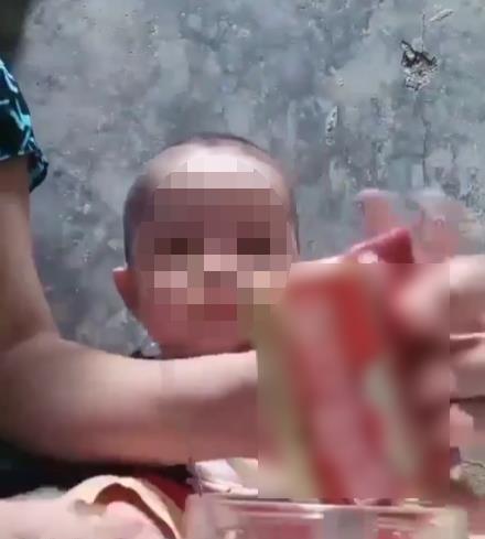 Viral bayi berumur 7 bulan dikasih minum kopi sachet.