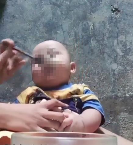 Viral bayi berumur 7 bulan dikasih minum kopi sachet.