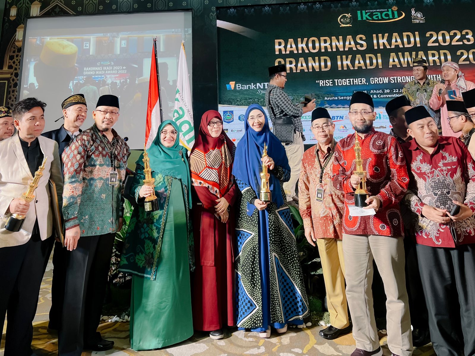 Oki Setiana Dewi receives an award from IKADI