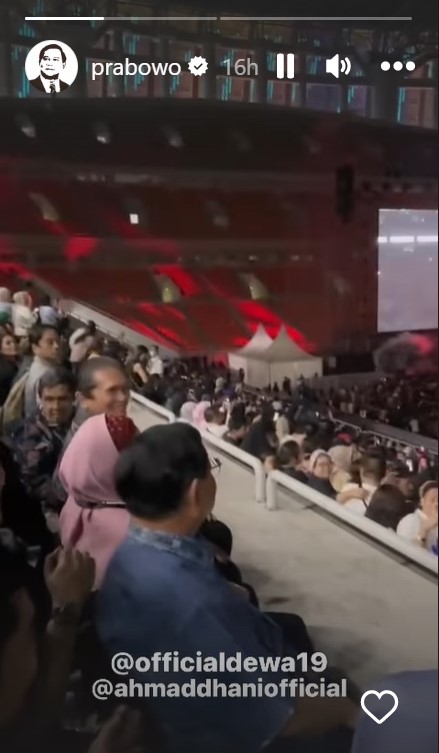 Defense Minister Prabowo watches Dewa 19 concert