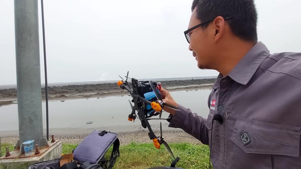 Nekat terbangkan drone ke pusat semburan lumpur Lapindo.