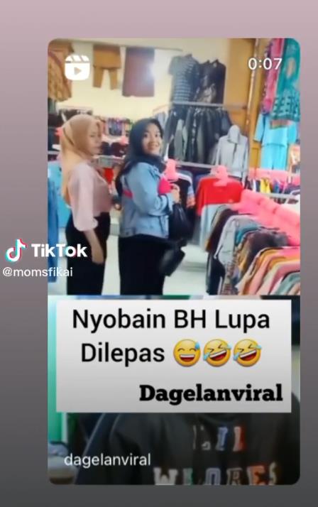 Wanita lupa lepas BH saat nyoba di toko pakaian.