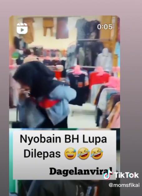 Wanita lupa lepas BH saat nyoba di toko pakaian.