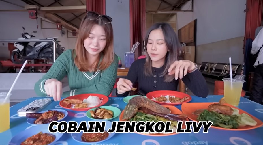 Livy Renata tries jengkol