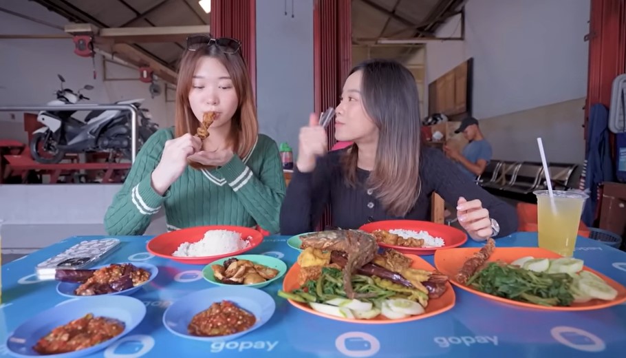 Livy Renata and Jane eating at a street food stall