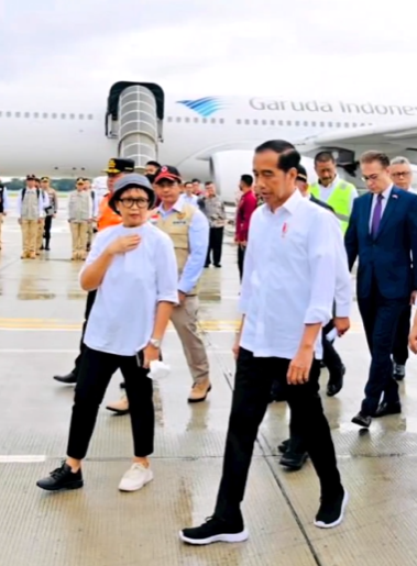 Eccentric Style of Foreign Minister Retno Marsudi Wearing Different Colored Shoes