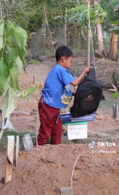 Cerita sedih bocah SD penjual kue rindu ayahnya.