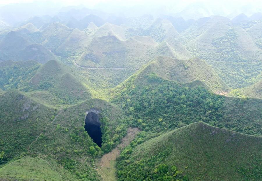 Sinkhole atau lubang raksasa di Leye County, Guangxi Zhuang, China.