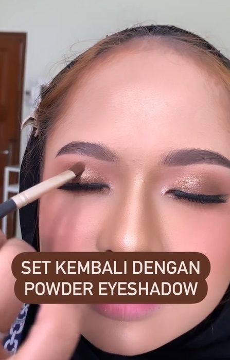 Using Eyeshadow