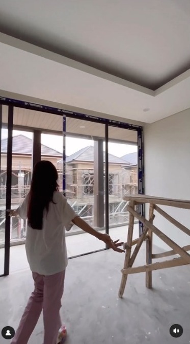 Snapshot of Arie Kriting and Indah's New House, Three Floors Almost Ready to Be Inhabited