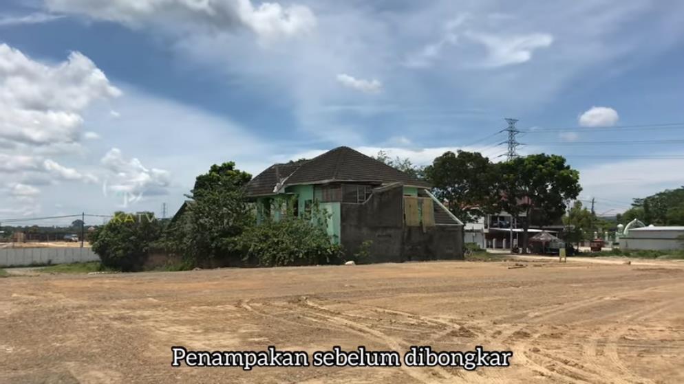 The fate of a house alone in the middle of the Yogyakarta-Solo toll road project.