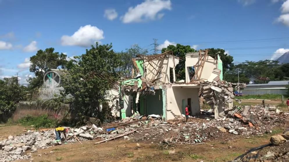 The fate of a house alone in the middle of the Yogyakarta-Solo toll road project.