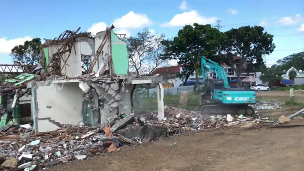 The fate of a house alone in the middle of the Yogyakarta-Solo toll road project.