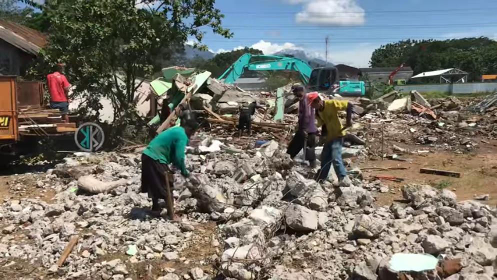 The fate of a house alone in the middle of the Yogyakarta-Solo toll road project.