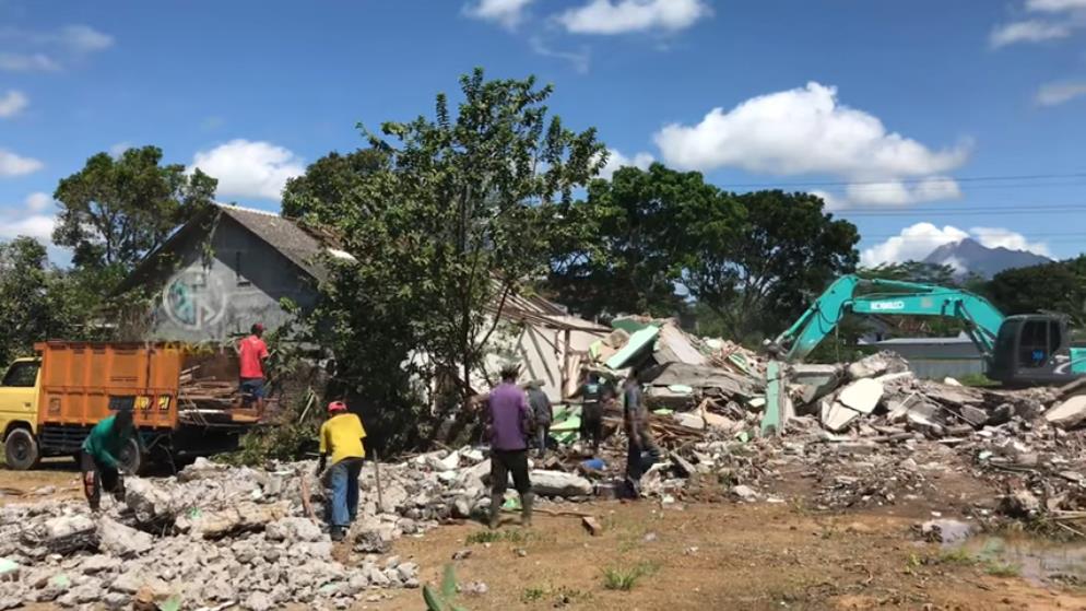 The fate of a house alone in the middle of the Yogyakarta-Solo toll road project.