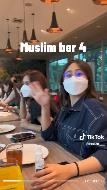 Indahnya Toleransi! di Kantor yang 95% Non-Muslim, Karyawan Muslim Tetap Santai Saat Jam Makan Siang Bersama