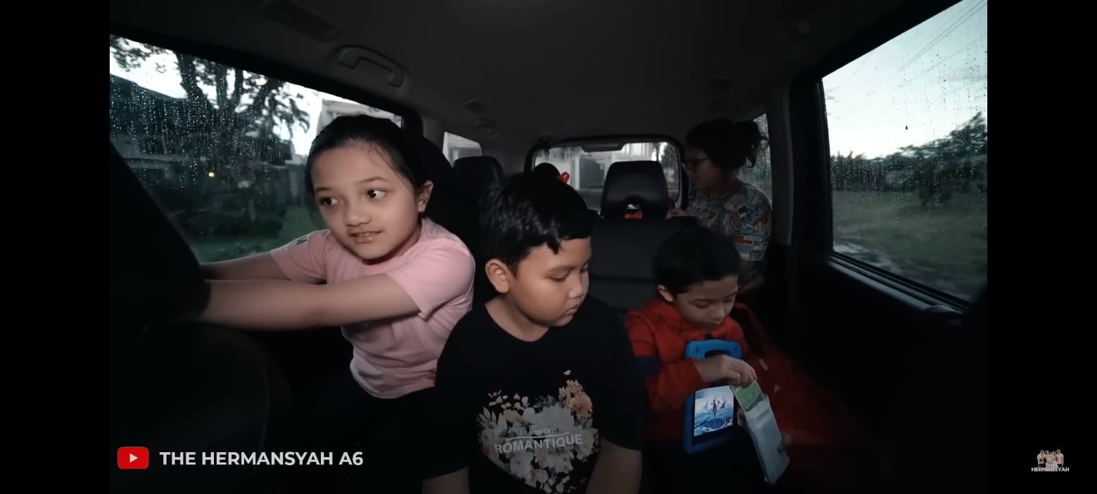 Arsy dan Arsya berbagi takjil