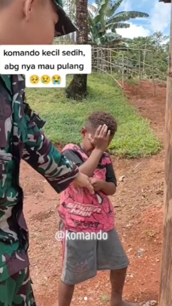 Momen Haru Anak Kecil di Papua Menangis Tak Rela Ditinggal Pulang Prajurit TNI yang Bertugas