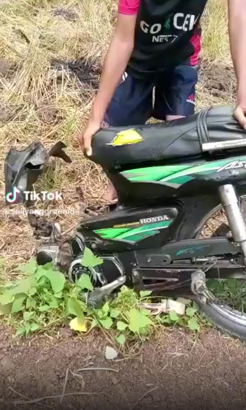 Unlucky, motorcycle breaks into two near the rice field.