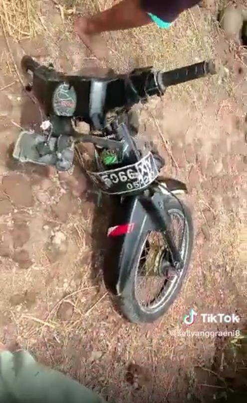 Unlucky, motorcycle breaks into two near the rice field.