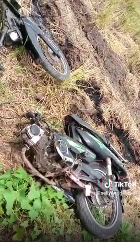 Unlucky, motorcycle breaks into two near the rice field.