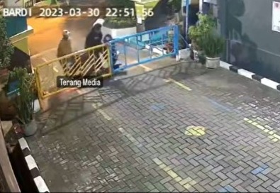 Blocked by Barrier, Bold Thief Lifts Motorcycle Captured by CCTV!