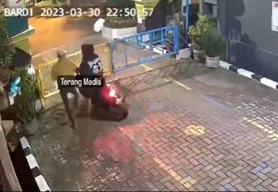 Blocked by Barrier, Bold Thief Lifts Motorcycle Captured by CCTV!