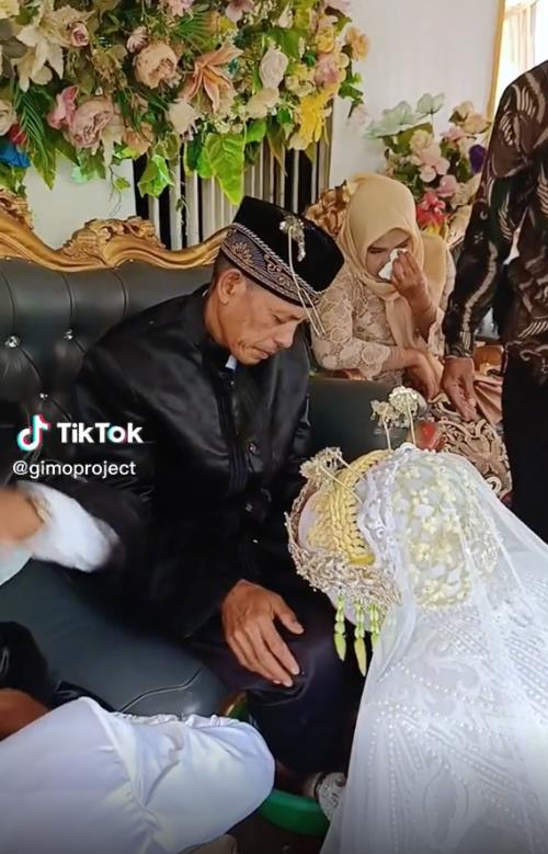 Funny moment during the sungkeman ceremony in a Sundanese wedding.