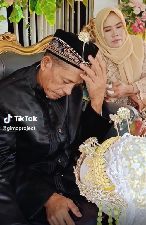 Funny moment during the sungkeman ceremony in a Sundanese wedding.