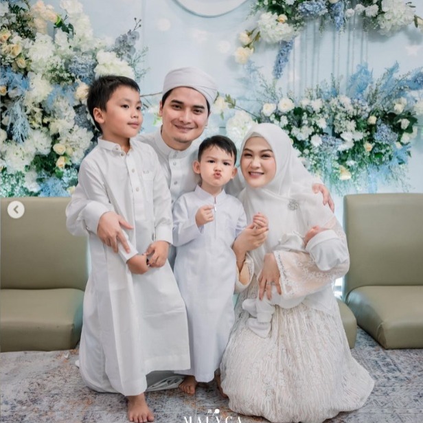 Alvin Faiz Shows Family Photo with Wife and Three Children, Yusuf's Face Highlighted