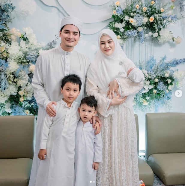 Alvin Faiz Shows Family Photo with Wife and Three Children, Yusuf's Face Highlighted