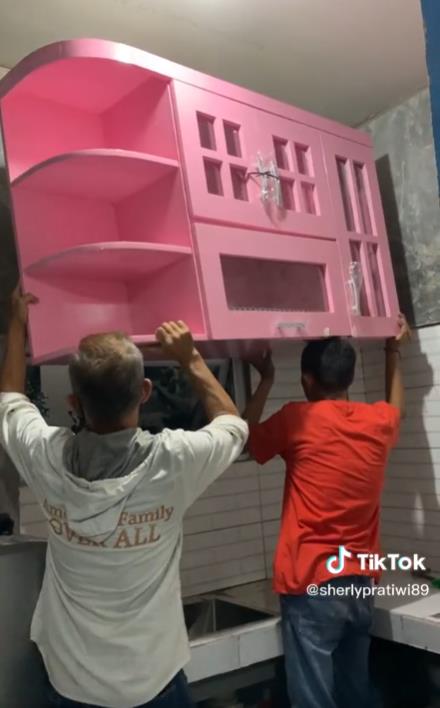 Makeover of a narrow kitchen into a pink dream kitchen.