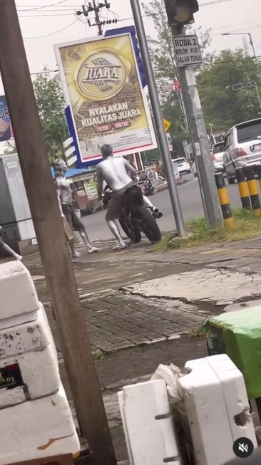 Viral Silver Human Style Riding Expensive Motorcycle After Begging at the Intersection