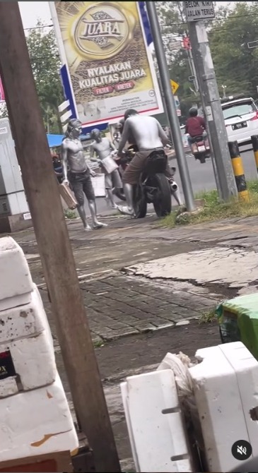 Viral Silver Human Style Riding Expensive Motorcycle After Begging at the Intersection