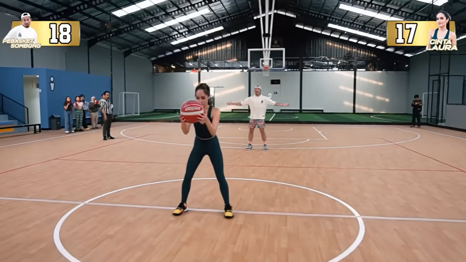 Cinta Laura plays basketball against Denny Sumargo