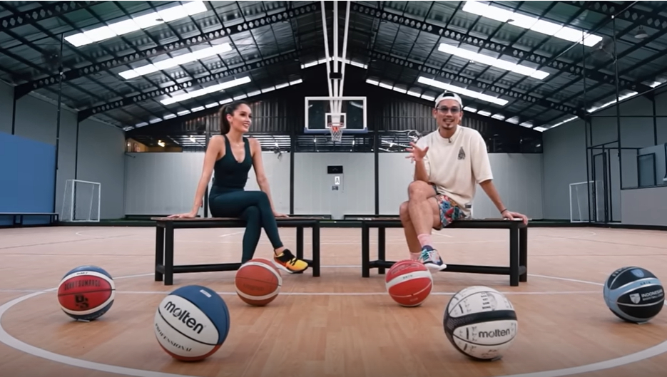 Cinta Laura plays basketball against Denny Sumargo