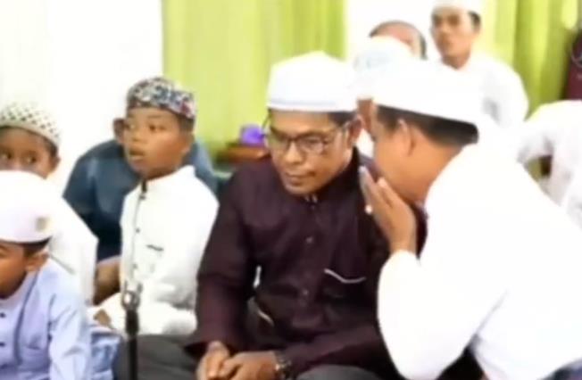 Ustadz asked to give a speech, turns out to only be asked to say greetings.