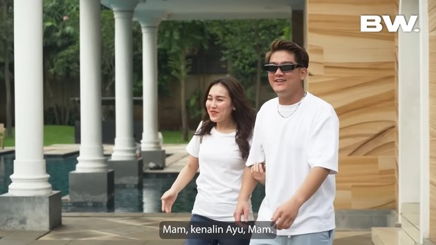 Portrait of Ayu Ting Ting meeting Boy William's family