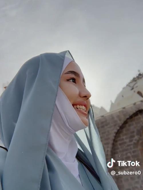 Viral emak-emak meets beautiful Muslimah like an angel descending to Earth in Mecca.