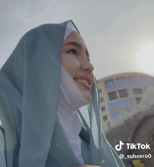 Viral emak-emak meets beautiful Muslimah like an angel descending to Earth in Mecca.