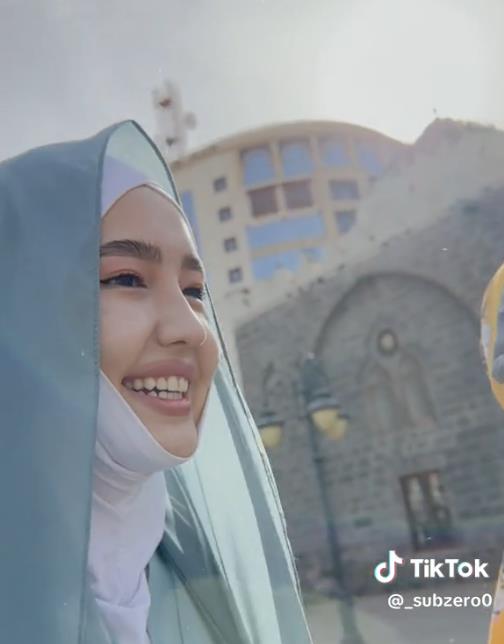 Viral emak-emak meets beautiful Muslimah like an angel descending to Earth in Mecca.