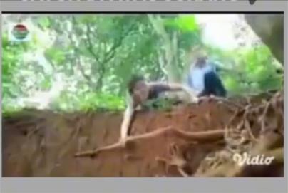 Scene of falling into a cliff in an Indonesian soap opera that is illogical and makes you laugh.