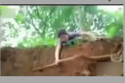 Scene of falling into a cliff in an Indonesian soap opera that is illogical and makes you laugh.