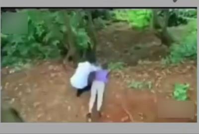 Scene of falling into a cliff in an Indonesian soap opera that is illogical and makes you laugh.