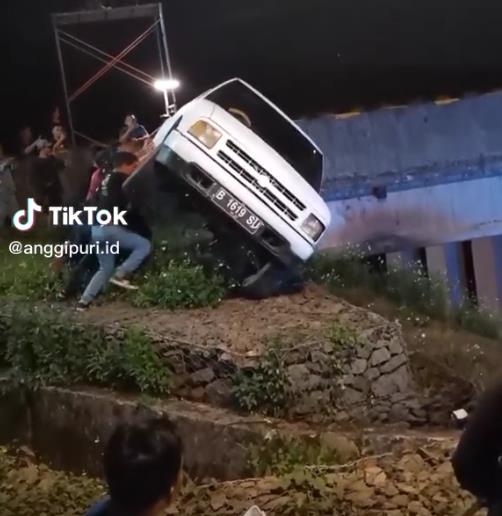 Adegan mobil terguling di sinetron.