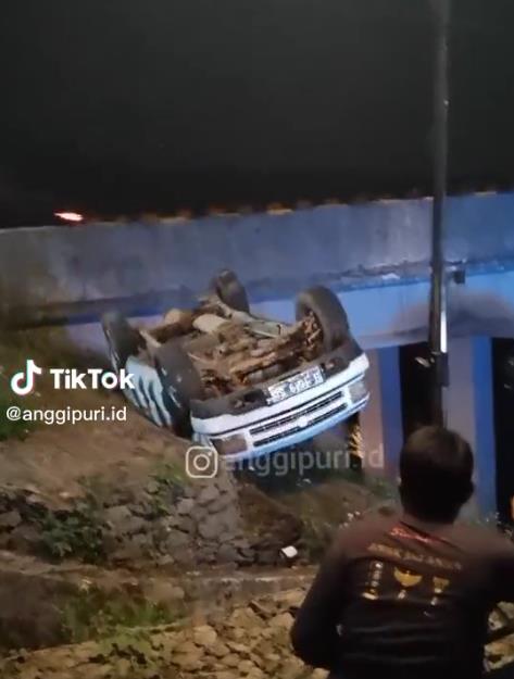 Adegan mobil terguling di sinetron.