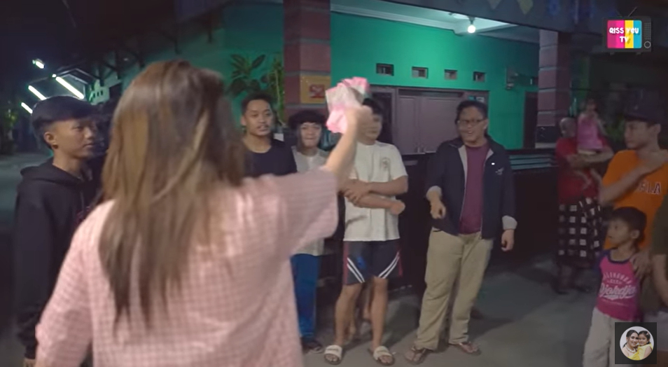 Ayu Ting Ting sharing money with the young people who wake up residents for sahur