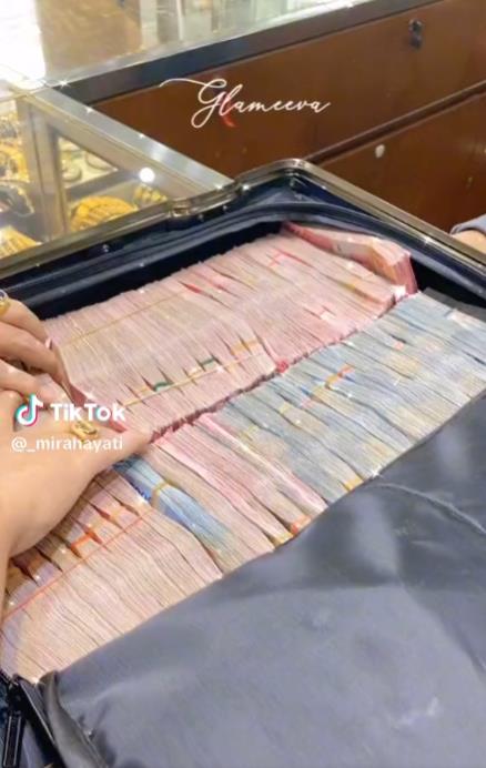 Usai Beli Tas Emas Rp 515 Juta, Viral Mira Hayati Bagi-bagi Duit