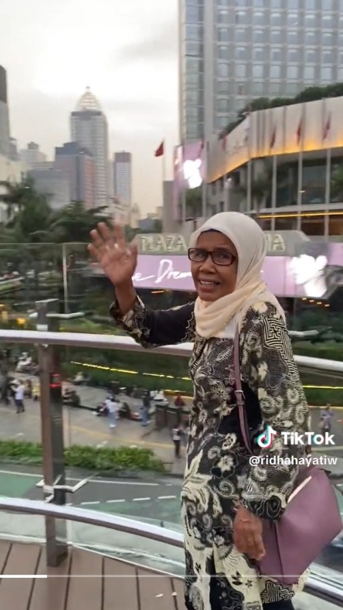 Momen Haru Anak Ajak Ibunya ke Jakarta, Bersyukur Mimpinya Terwujud Setelah 2 Tahun Merantau