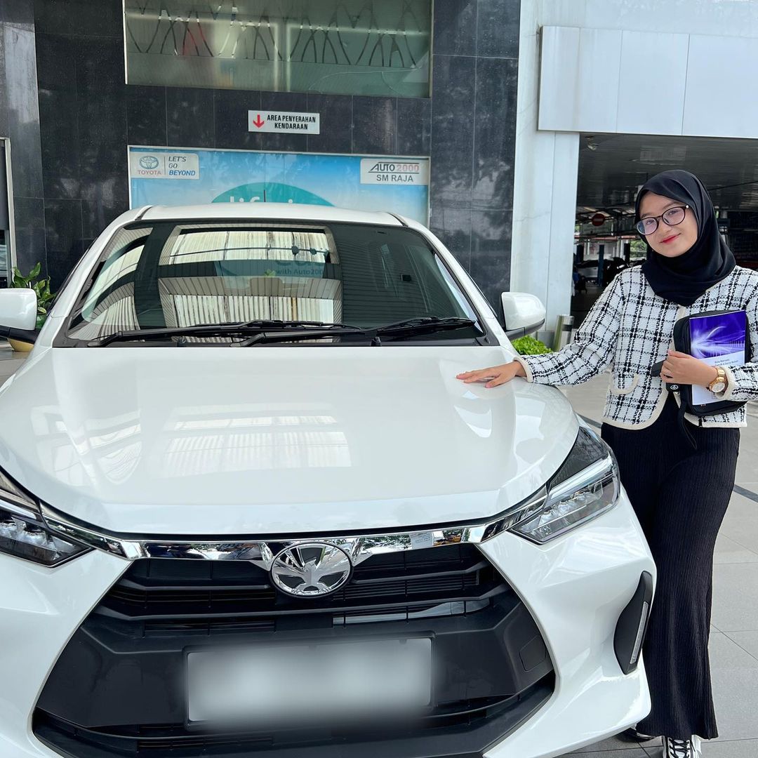 Filled with Happiness, This Woman from Medan Officially Receives a Toyota Agya Car for Rp1 from Rp1 Flash Sale Shopee